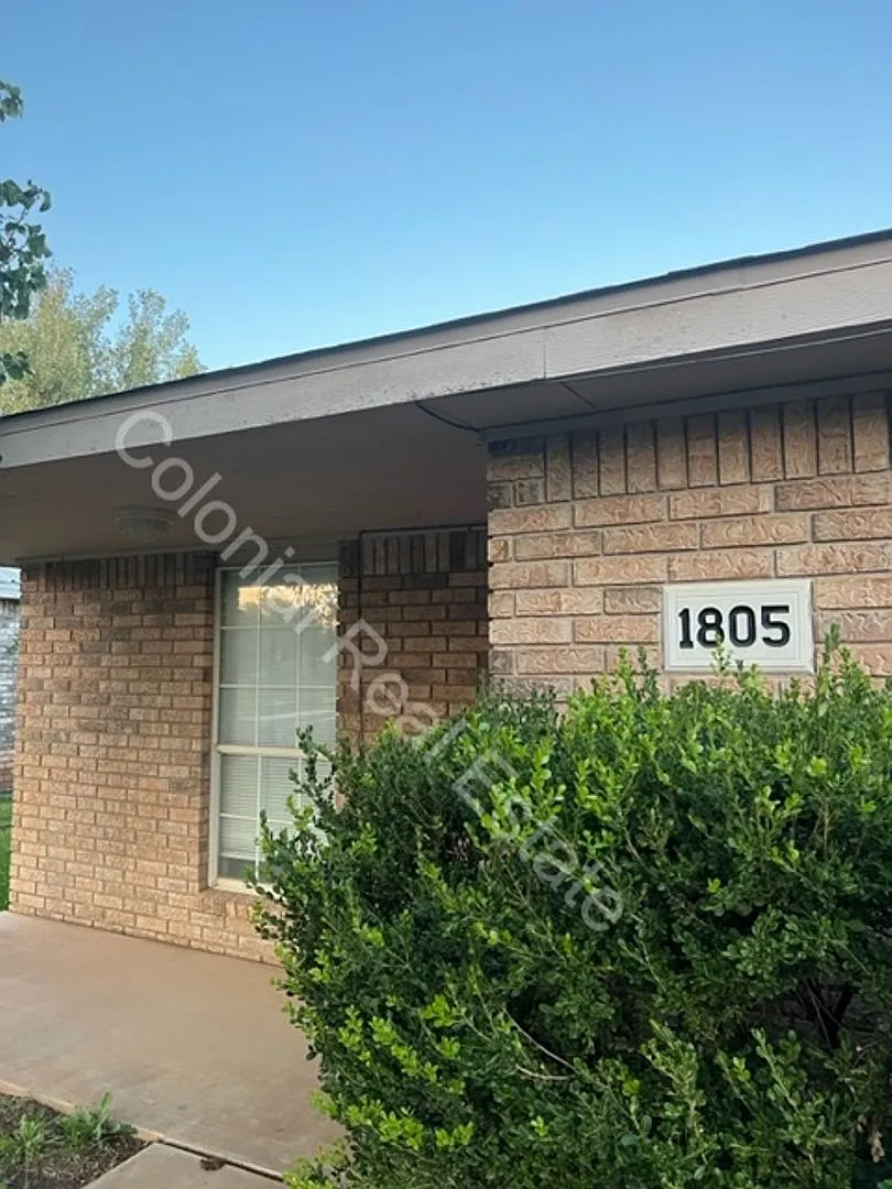 Spacious 3 Bed/2 Bath home with a fireplace! — Photo 2