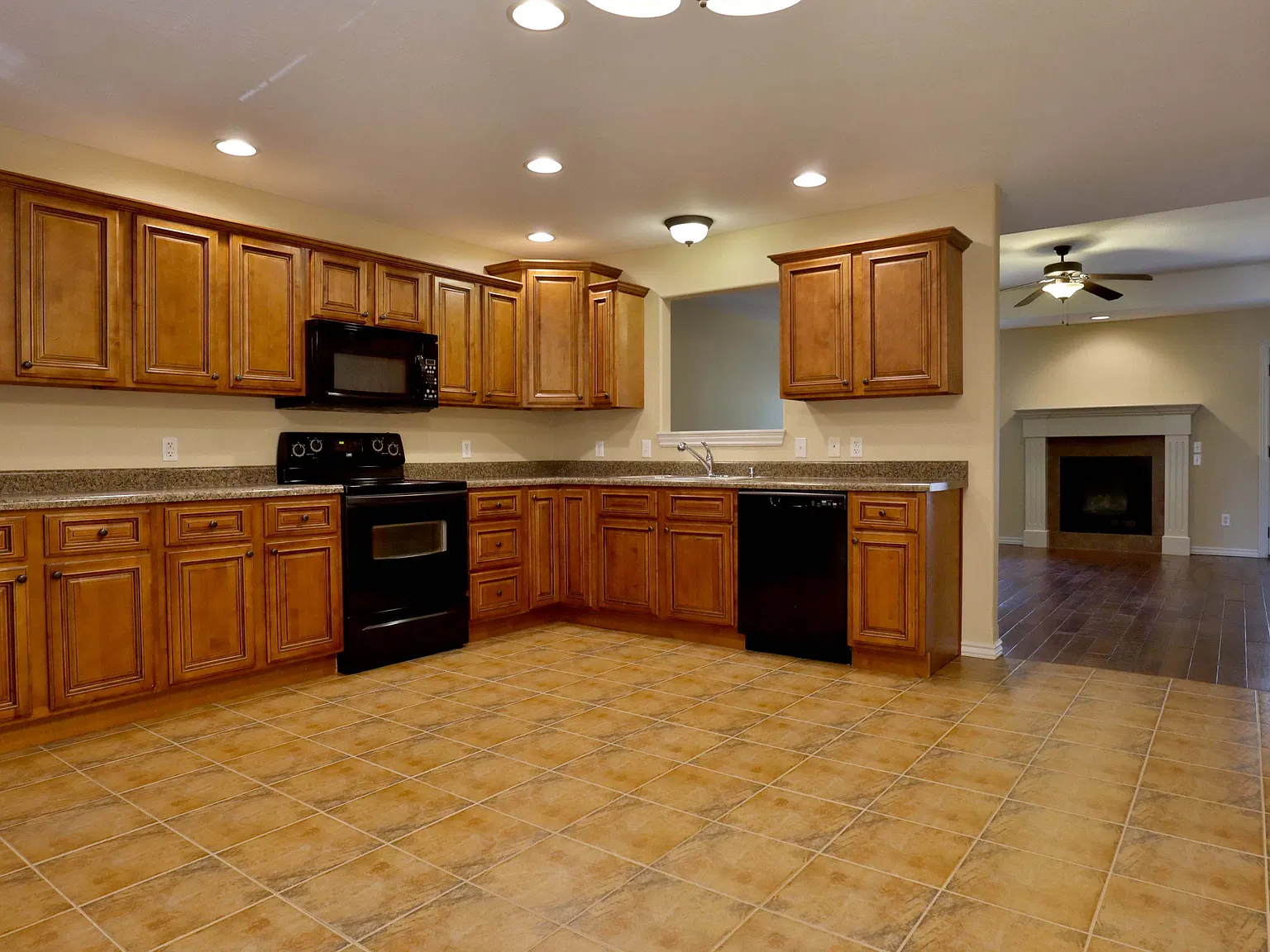 3 bed, 1600 sqft, $1,795 — Photo 3