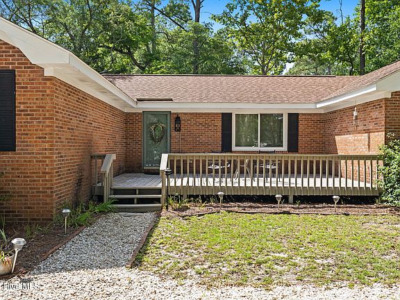 3rd image of 1 Golfview Court