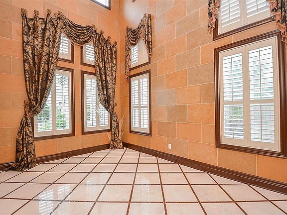 4th image of 5403 Oakville Ct