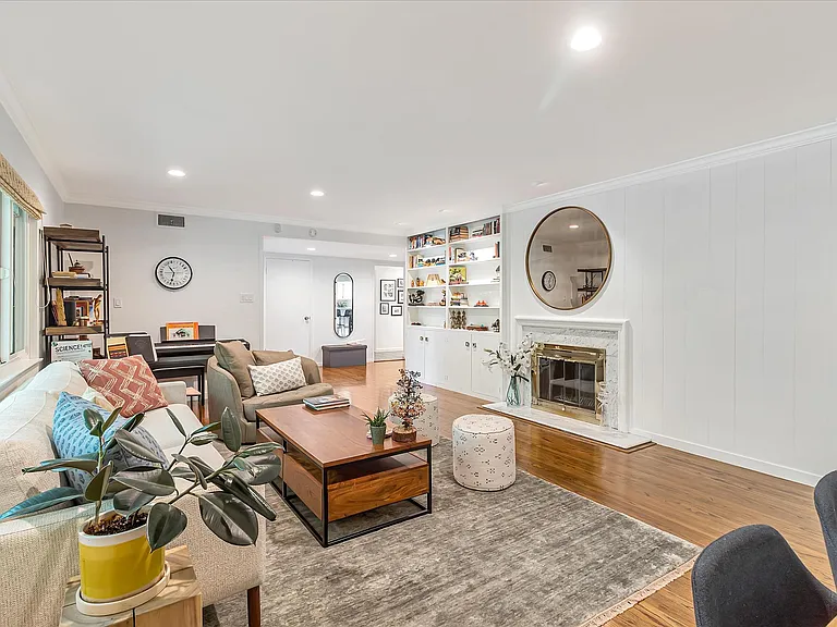 240 Oak Grove Ave — Photo 5