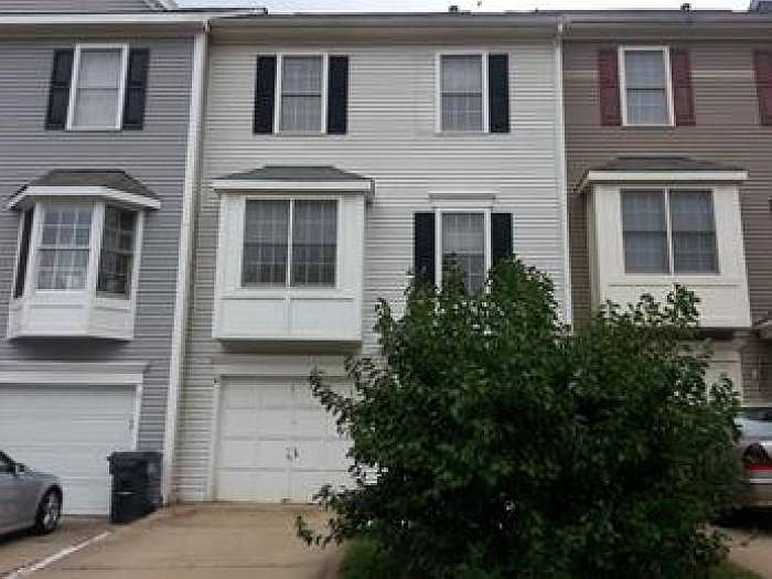 GARAGE TOWNHOME!
