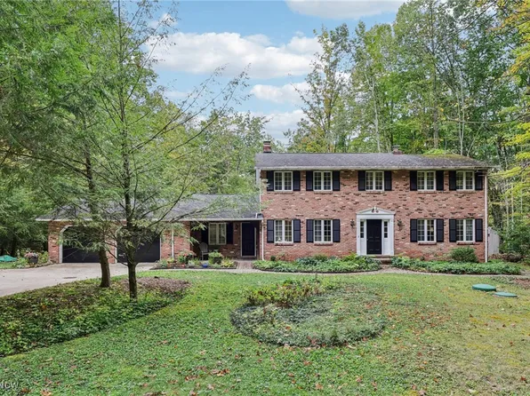 11574 Winterberry Ln, Chardon, OH 44024