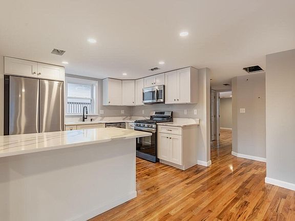 5th image of 318 Essex St