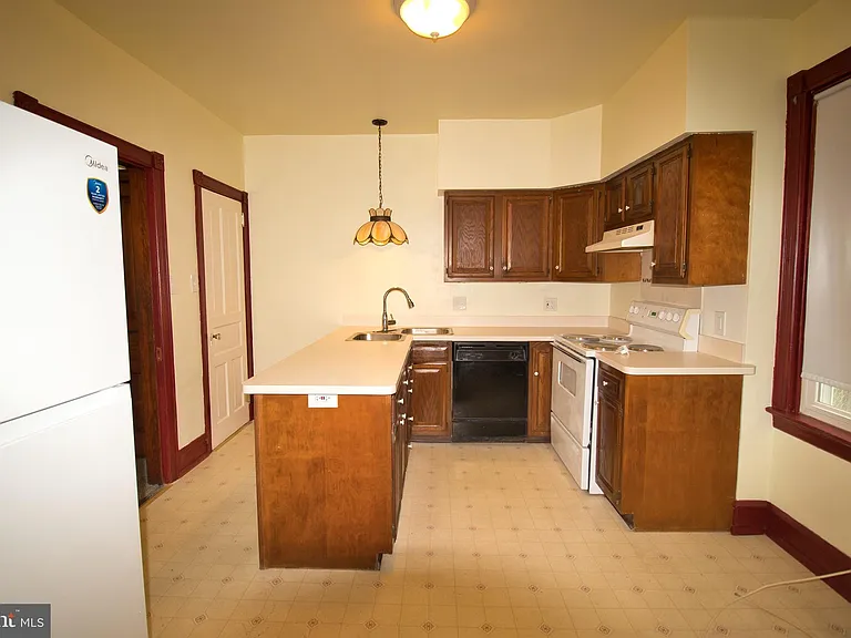 143 Green St — Photo 6