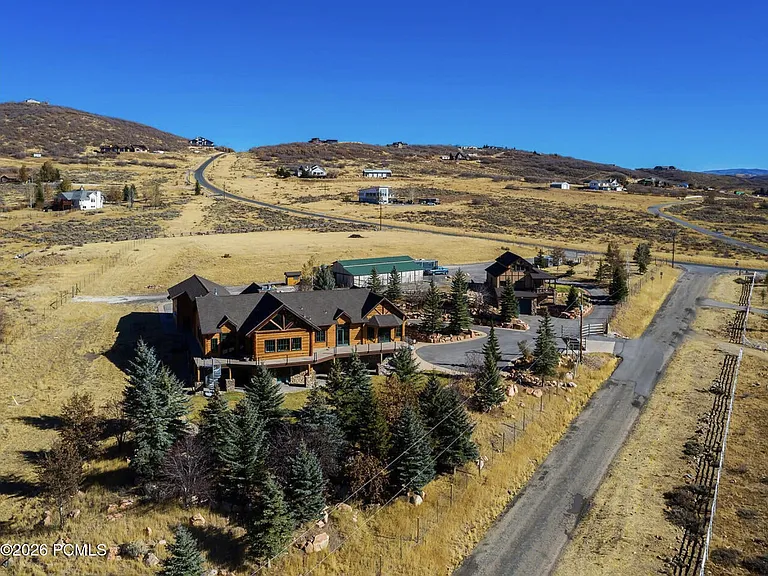 715 Aspen Ln — Photo 1