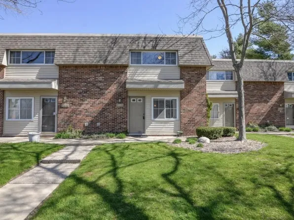 541 Longshore Dr, Ann Arbor, MI 48105