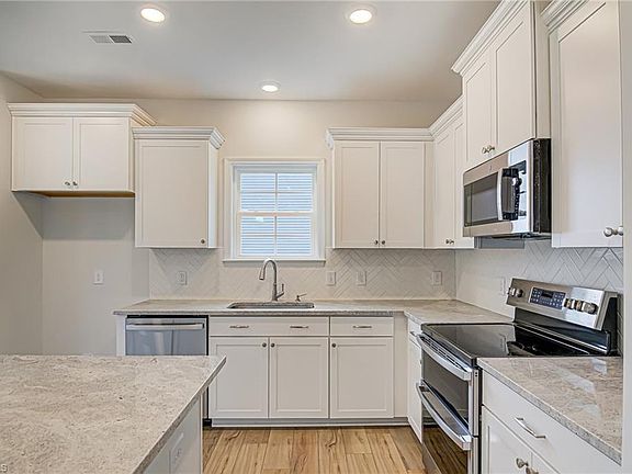 4th image of 412 Brooke Hill Dr