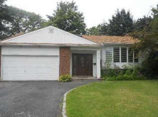 15 Netto Ln, Plainview, NY 11803