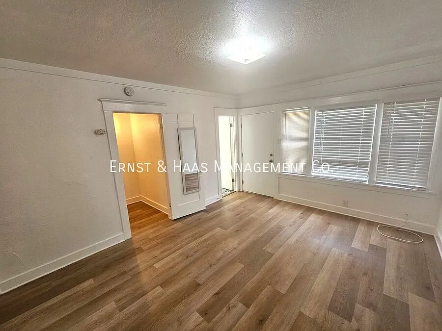 Cozy Apartment Home With Beautiful Landscaping! — Photo 3
