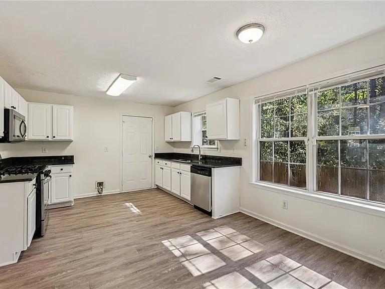 390 Manor Glen Dr — Photo 5