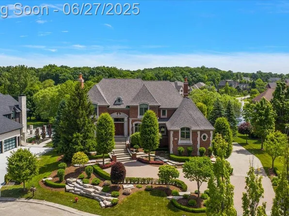 2848 Croftshire Ct, Rochester, MI 48306