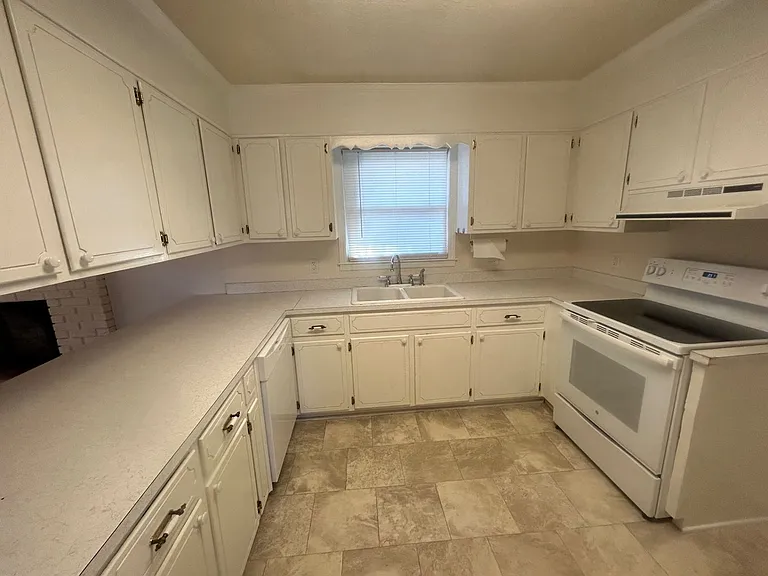 1015 Walters Ln — Photo 10