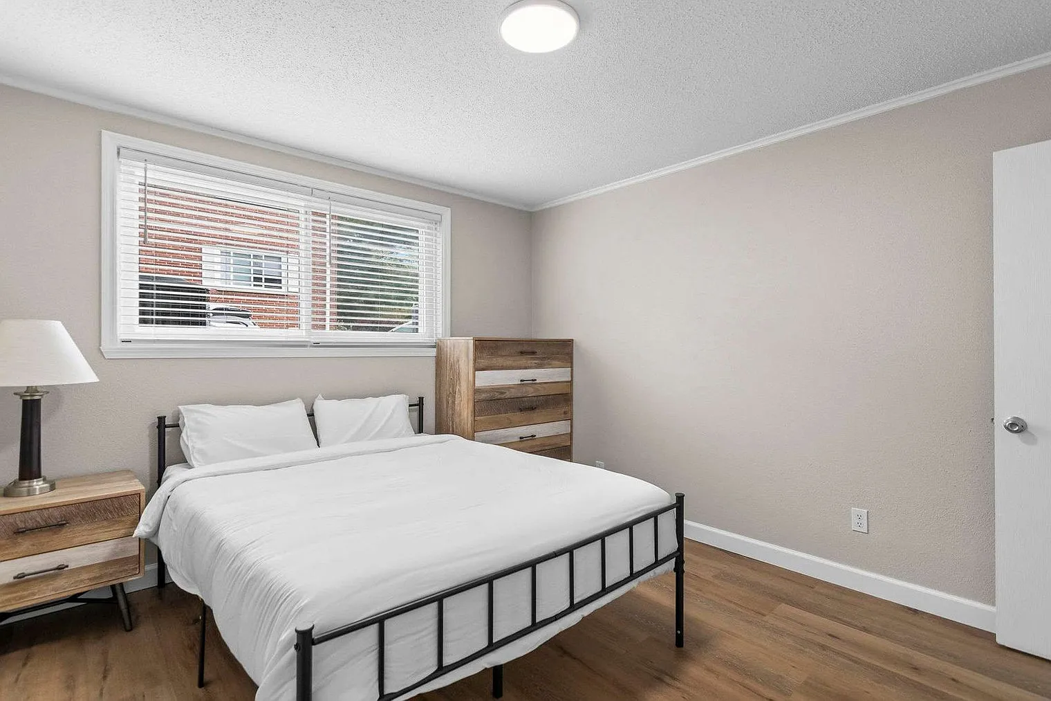 2 bed, 1.0 bath, 990 sqft, $2,289 — Photo 3