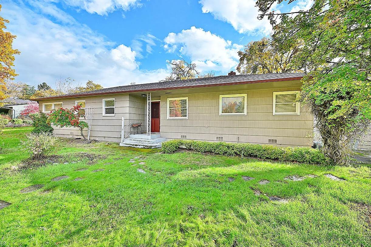 2100 Woodlawn Dr photo 1