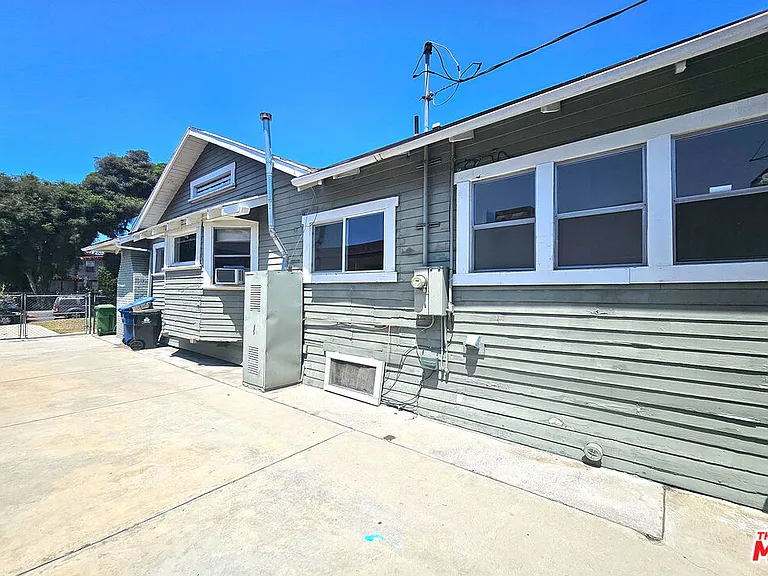 648 N Heliotrope Dr — Photo 28
