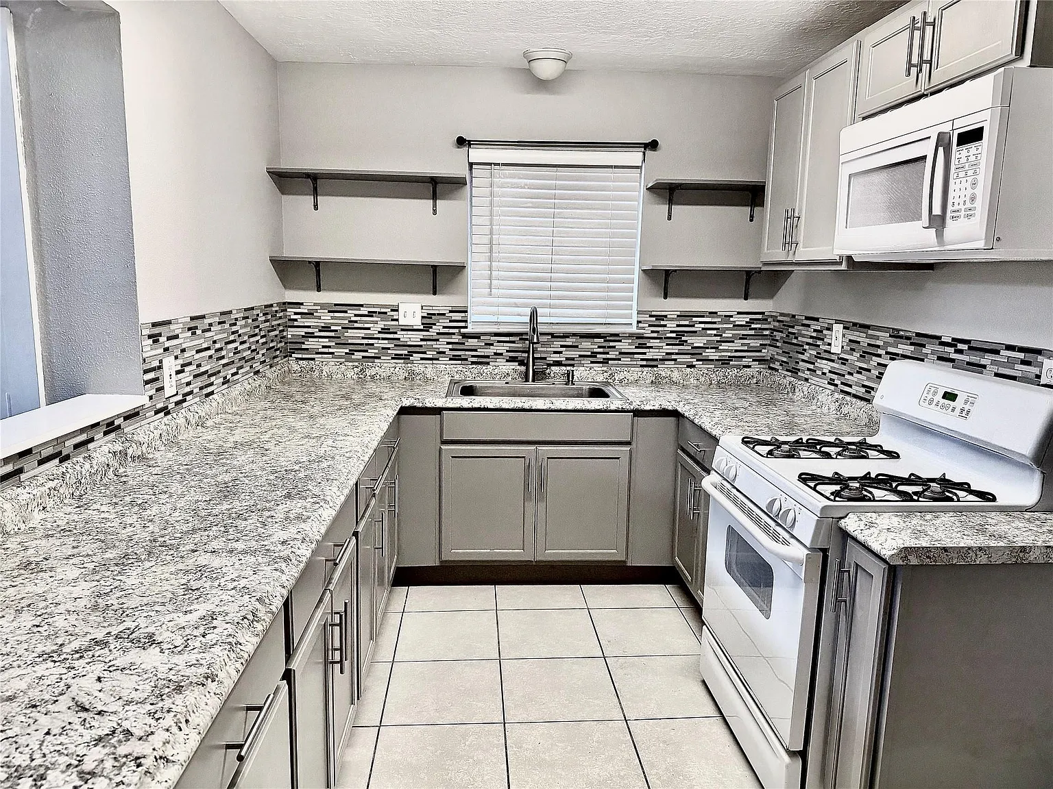 3 bed, 2.0 bath, 1563 sqft, $1,400 — Photo 4