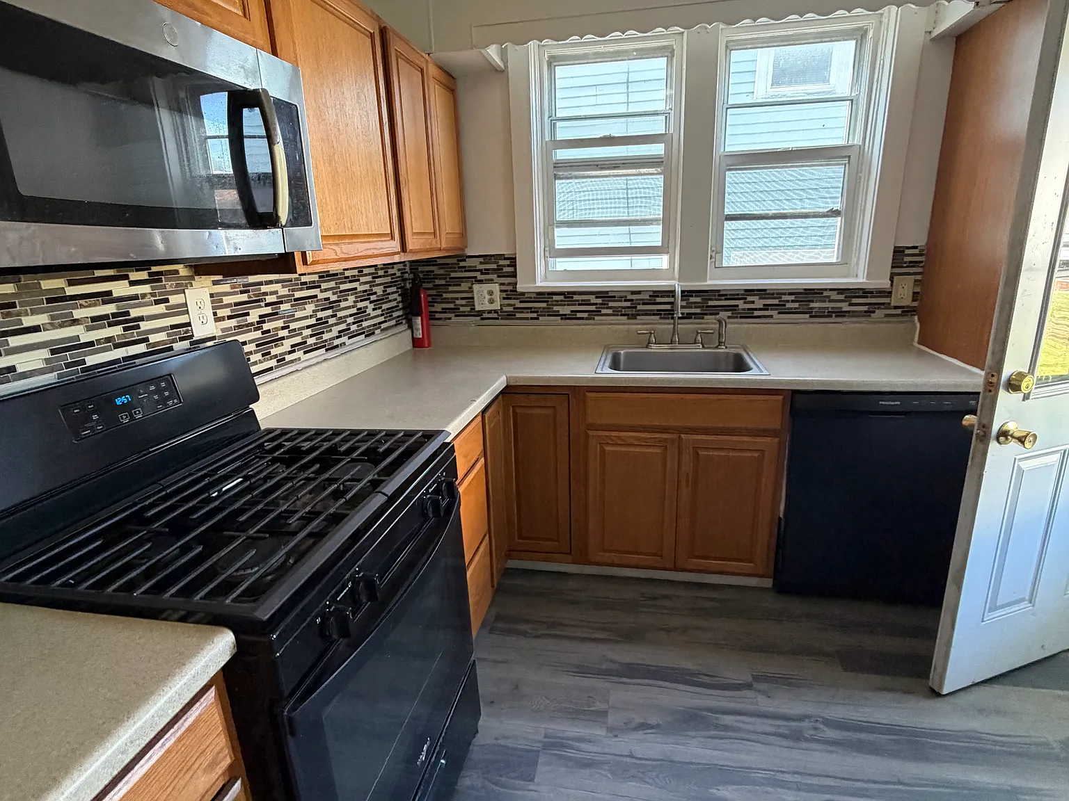 84 E Carey St — Photo 2