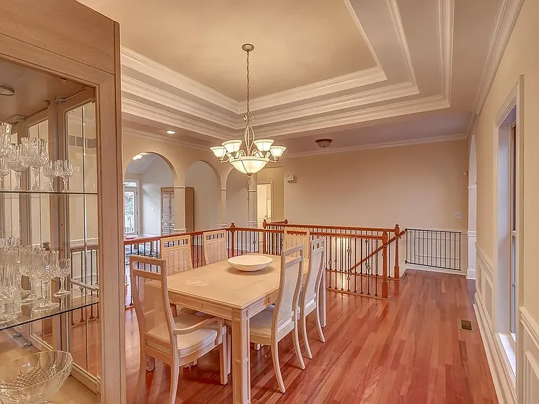 909 Village Green Ave — Photo 5