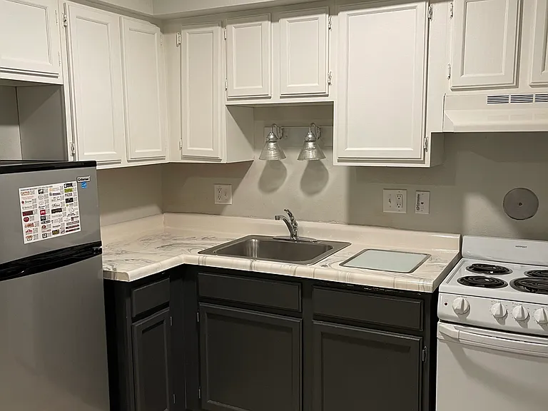 504 S Van Buren St #3 — Photo 2