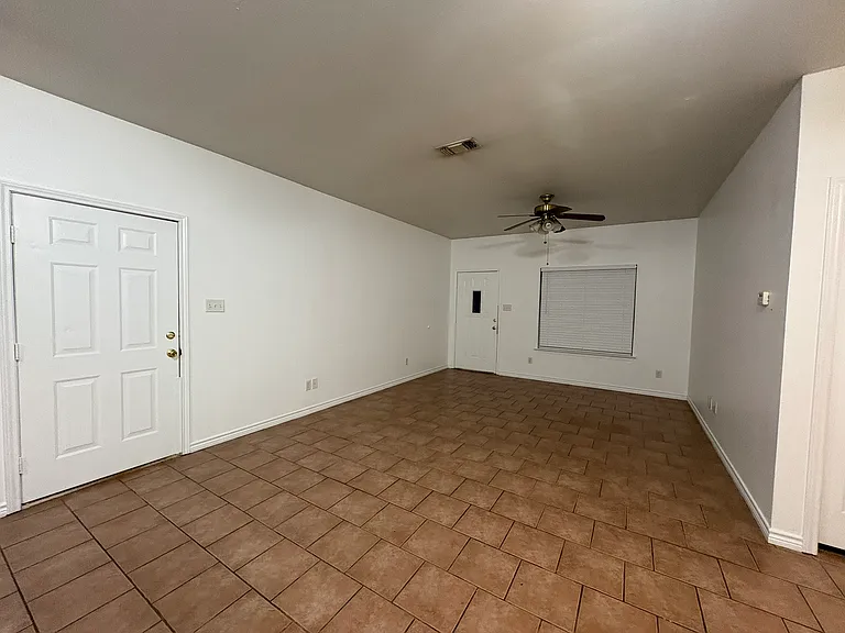 832 Hickory Dr #B — Photo 3