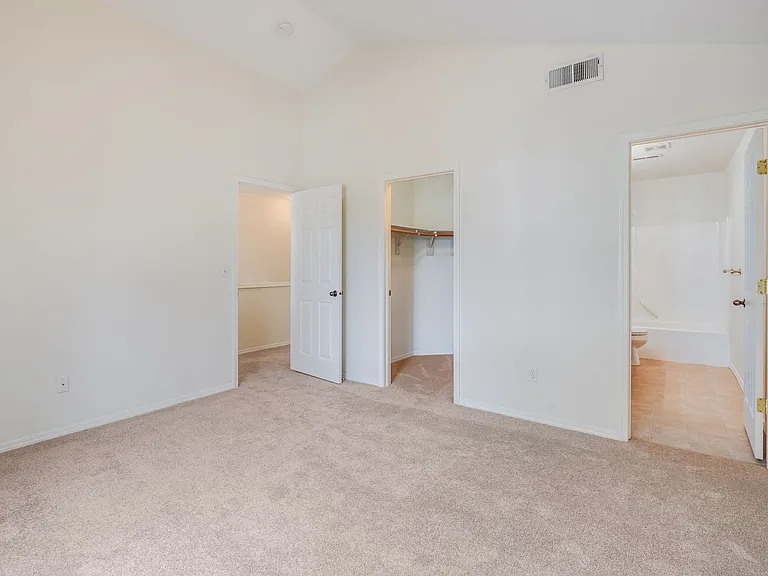 908 SW 175th Ter — Photo 6