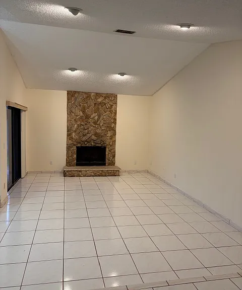 731 SW 95th Way — Photo 2