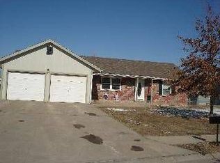 402 Oakwood St, Harrisonville, MO 64701