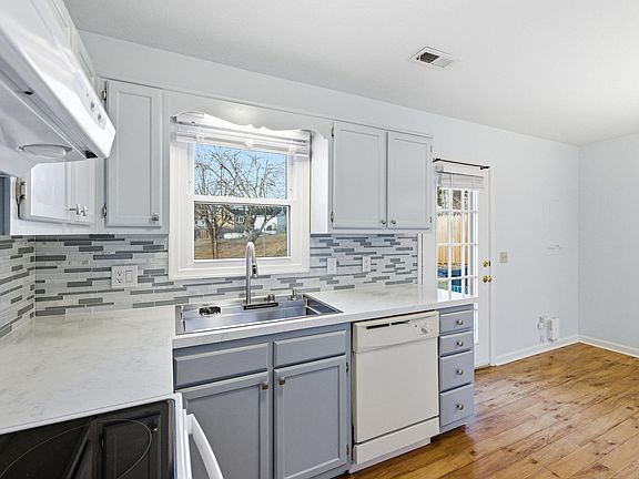 5th image of 830 Vine St
