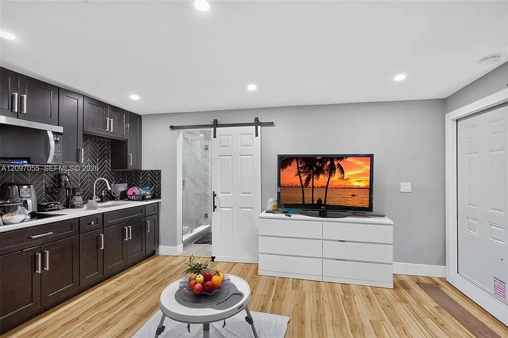 3 bed, 1427 sqft, $3,600 — Photo 3
