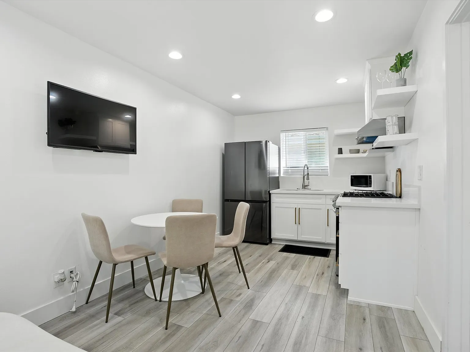 2132 Santa Fe Ave — Photo 1