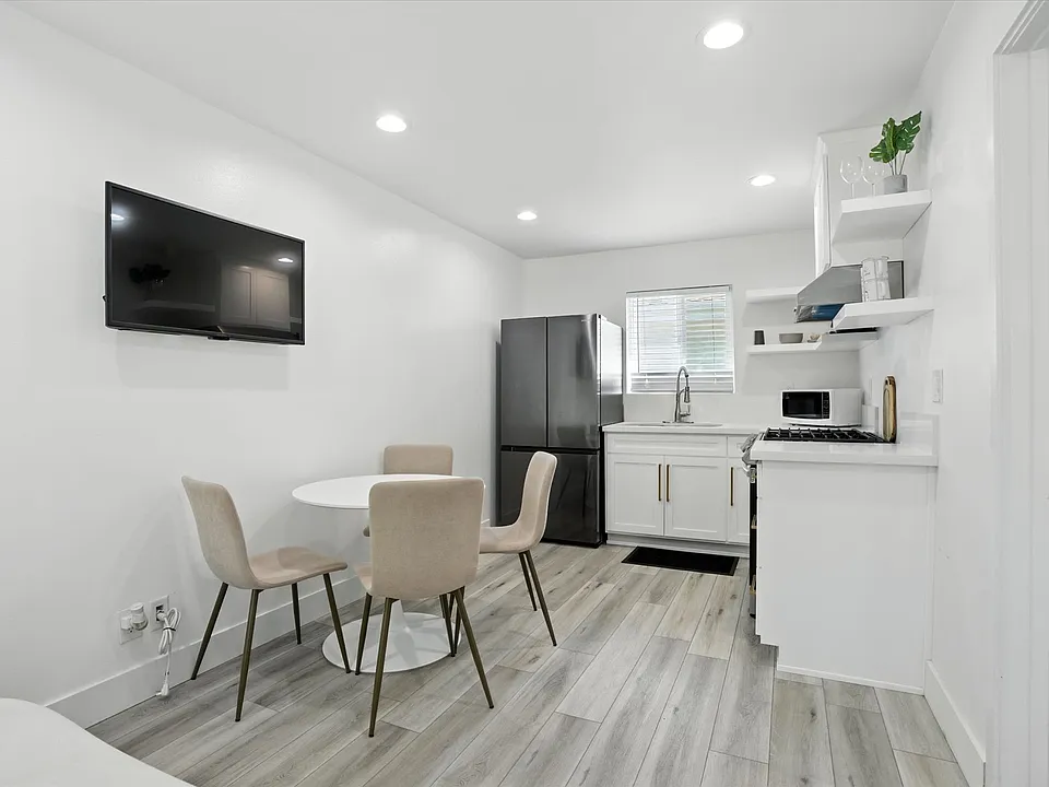 2132 Santa Fe Ave