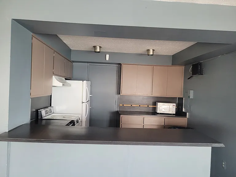 8200 E Jefferson Ave — Photo 30