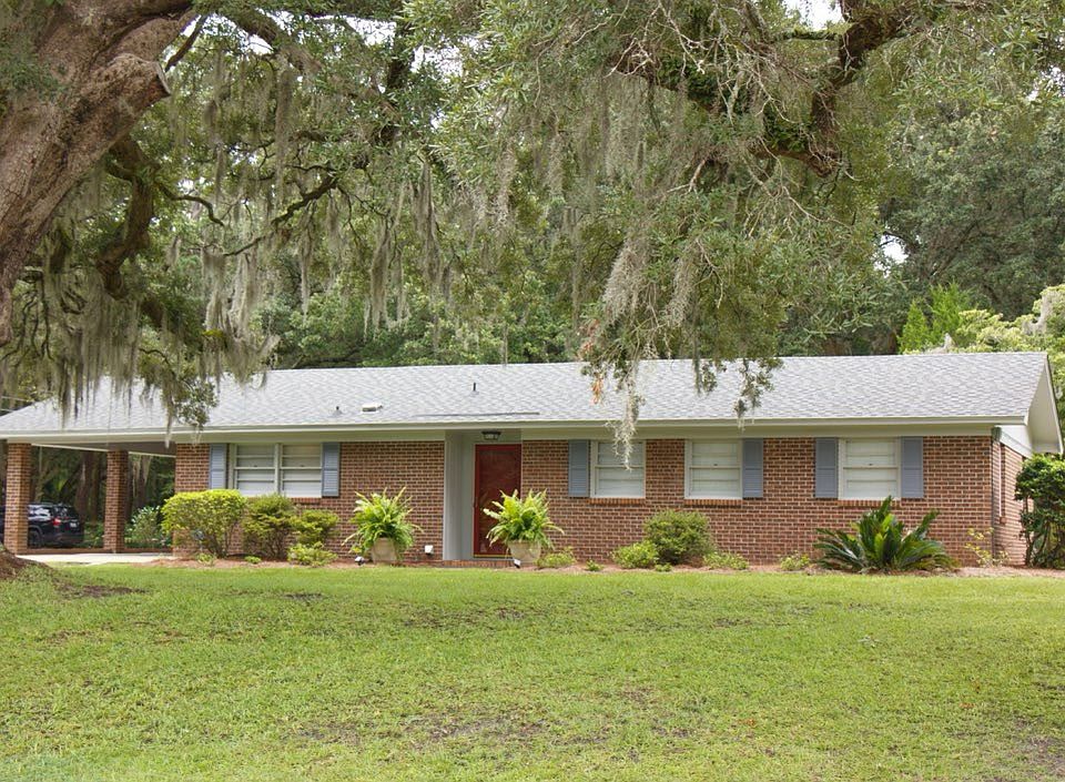 Beautiful setting among old Live Oaks on beautiful Friendly Lane! House Exterior has been recently painted.