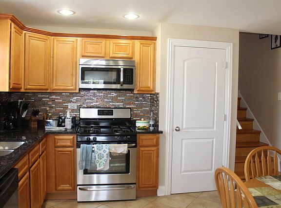 5th image of 527 Manistee Ave