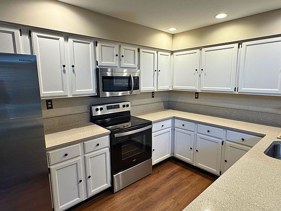 4th image of 701 Driftwood Ln
