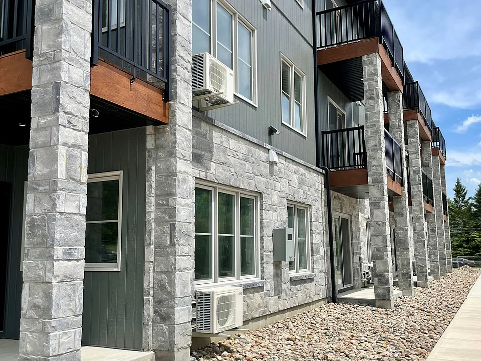 78 Queen St #207