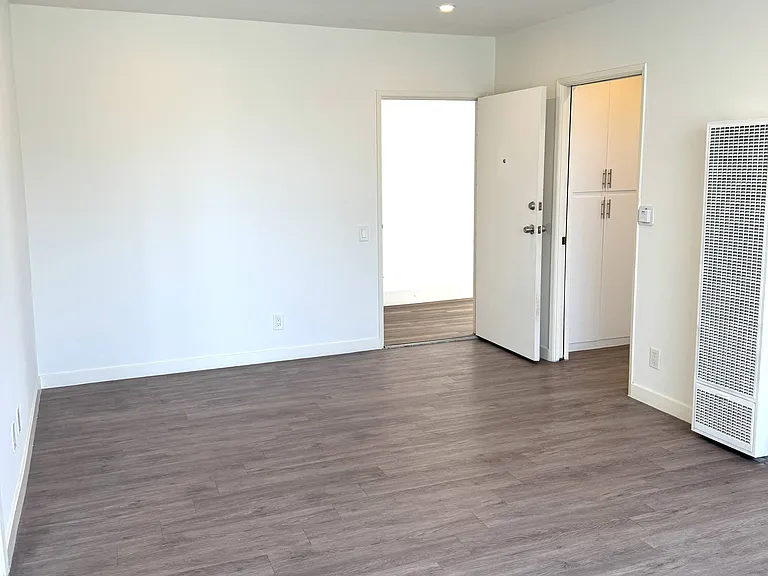 410 S Alexandria Ave — Photo 6
