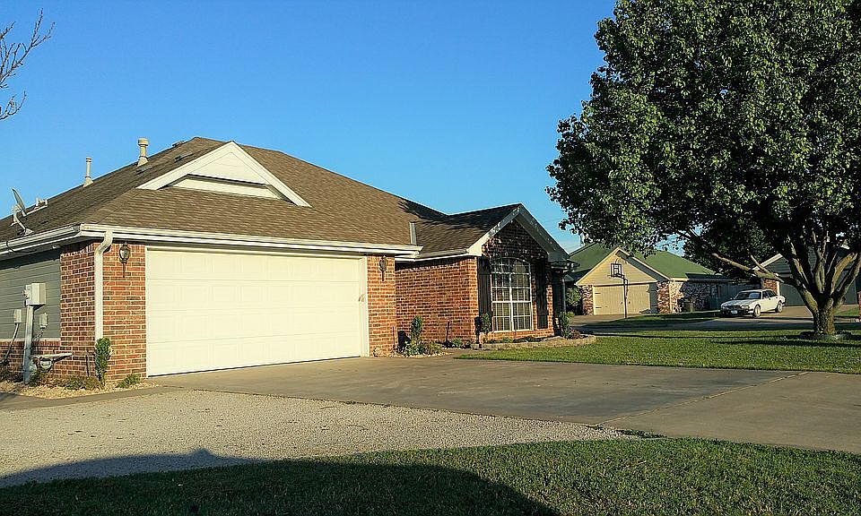 2nd image of 600 NE Shannon Dr