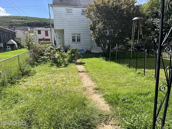 3rd image of 324 W 3rd St