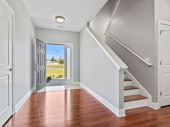 5th image of 567 Sunnyside Ave.