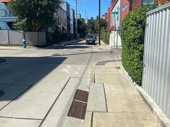 5th image of 840 Robin St