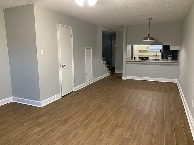 1st image of 109 E River Point Dr