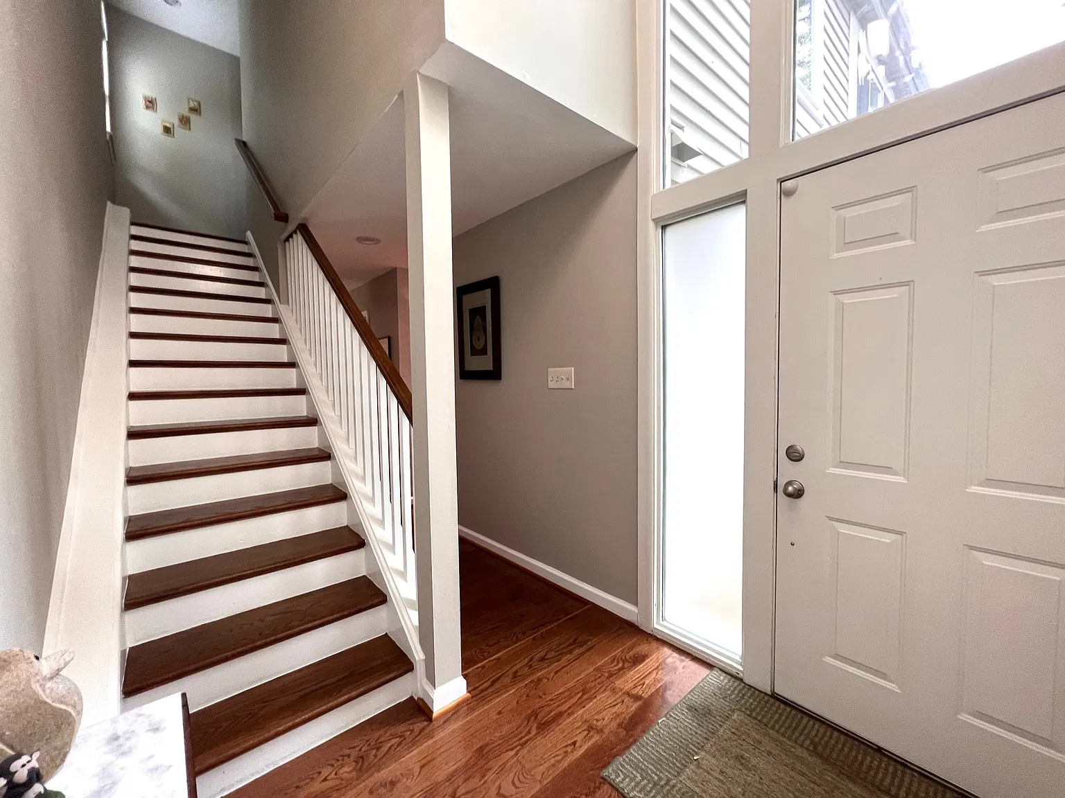 3 bed, 2500 sqft, $3,300 — Photo 2