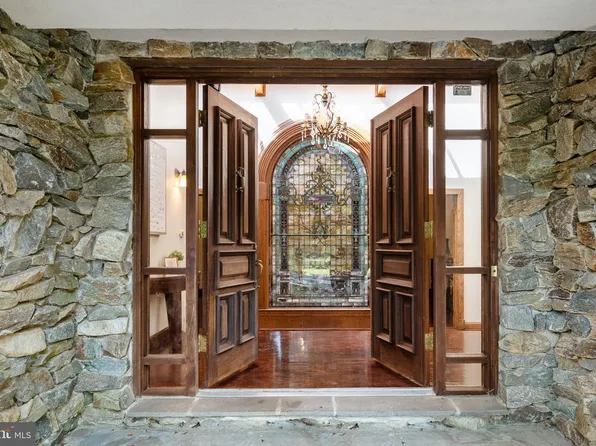 4700 Brookside Dr, Alexandria, VA 22312