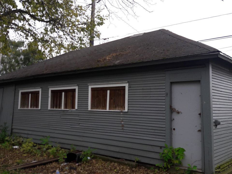 2nd image of 443 S Indiana Ave