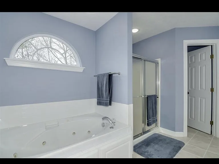 646 Surrey Ln — Photo 13