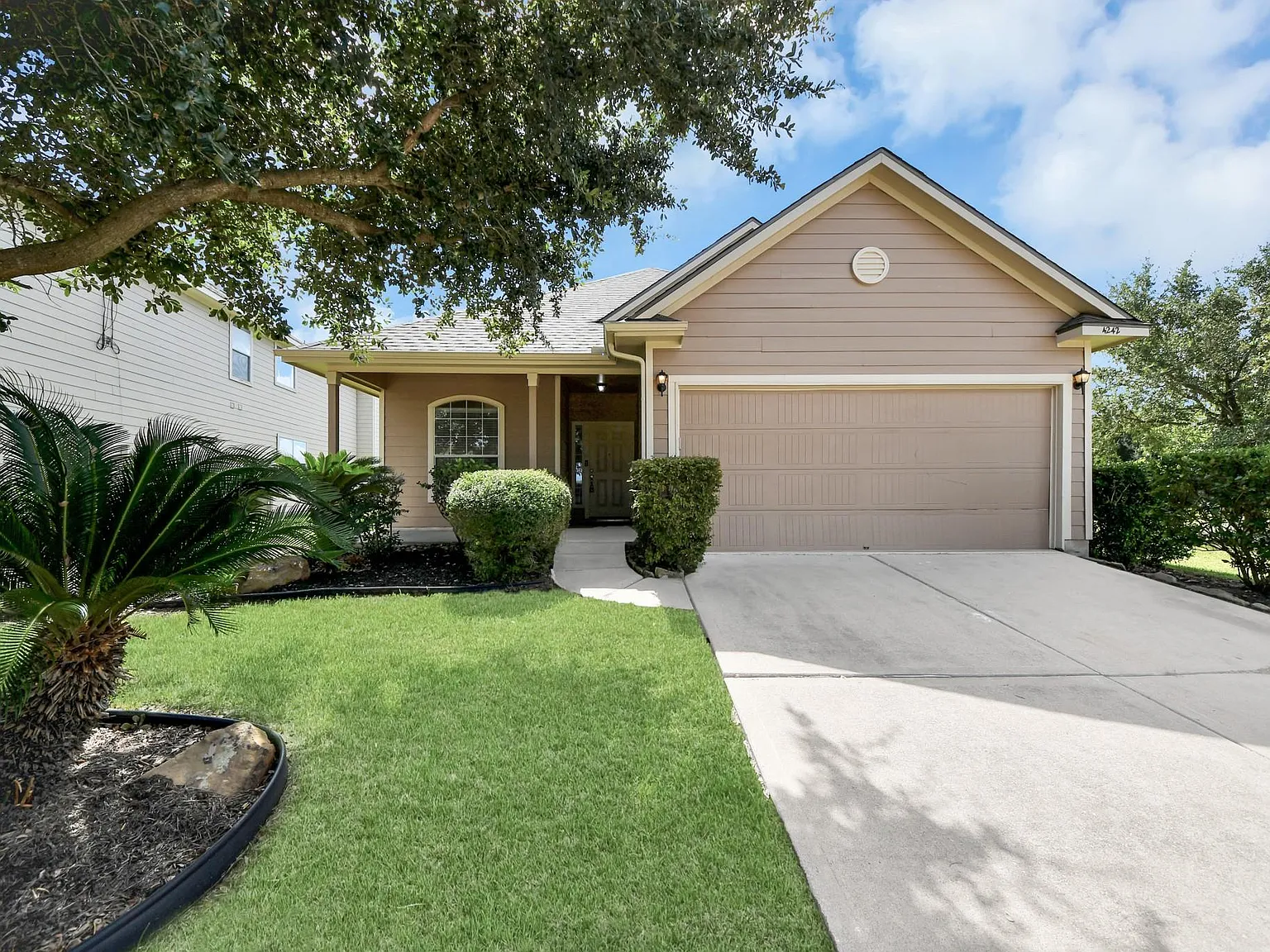 3 bed, 2.0 bath, 1572 sqft, $1,950 — Photo 3