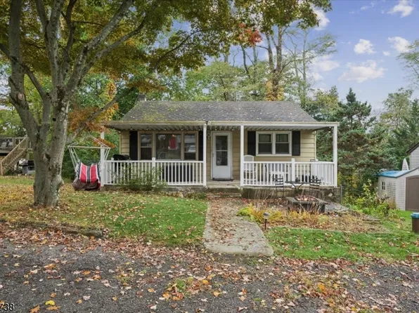 8 Center St, Hopatcong Boro, NJ 07874