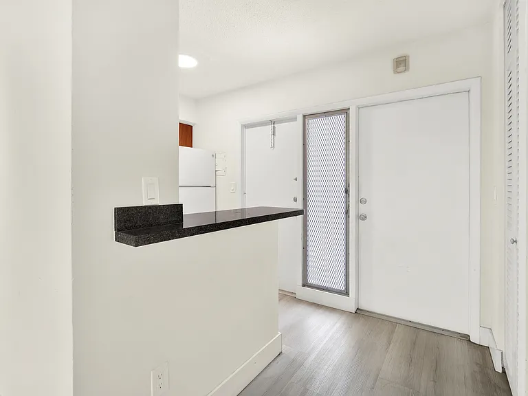416 Santander Aveapt O — Photo 3